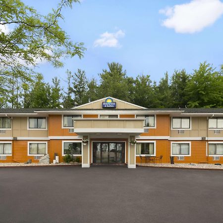 Days Inn & Suites By Wyndham Стивънс Пойнт Екстериор снимка