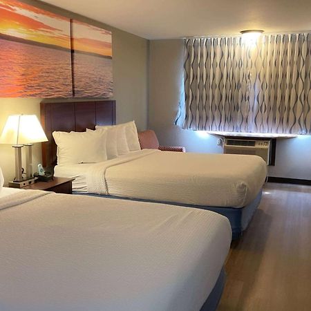 Days Inn & Suites By Wyndham Стивънс Пойнт Екстериор снимка