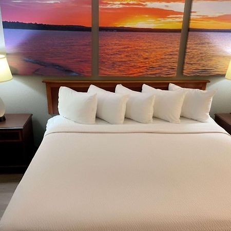 Days Inn & Suites By Wyndham Стивънс Пойнт Екстериор снимка
