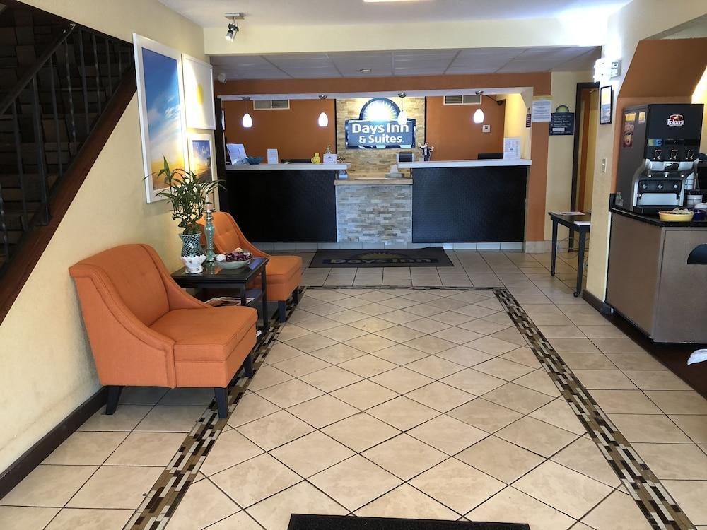 Days Inn & Suites By Wyndham Стивънс Пойнт Екстериор снимка