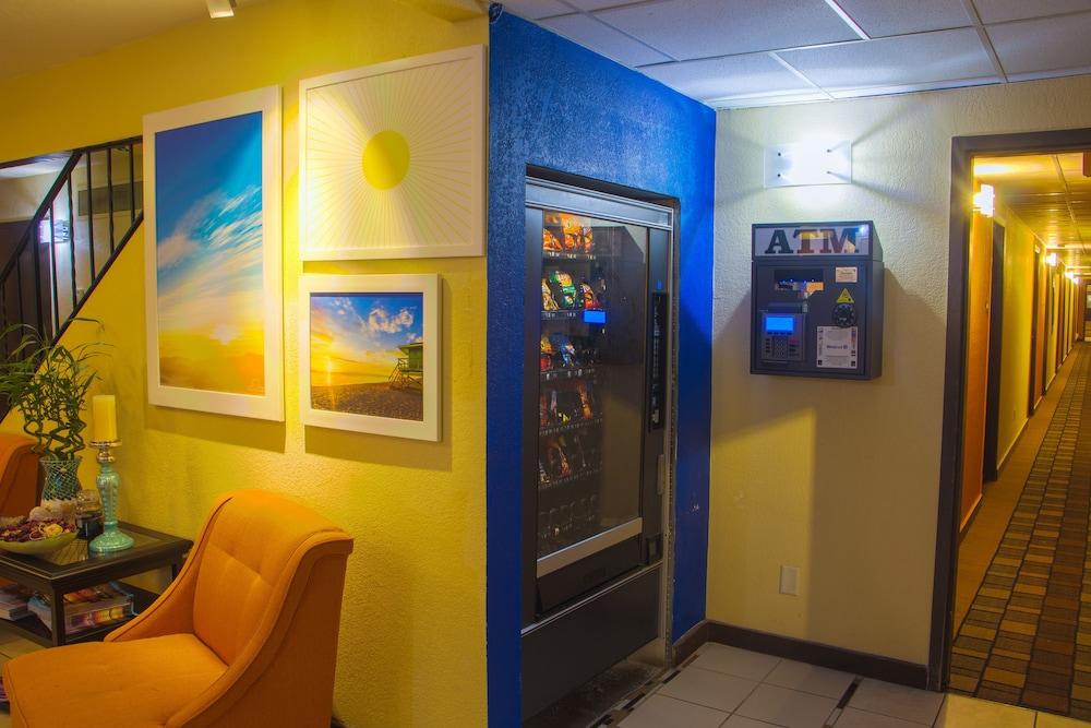 Days Inn & Suites By Wyndham Стивънс Пойнт Екстериор снимка