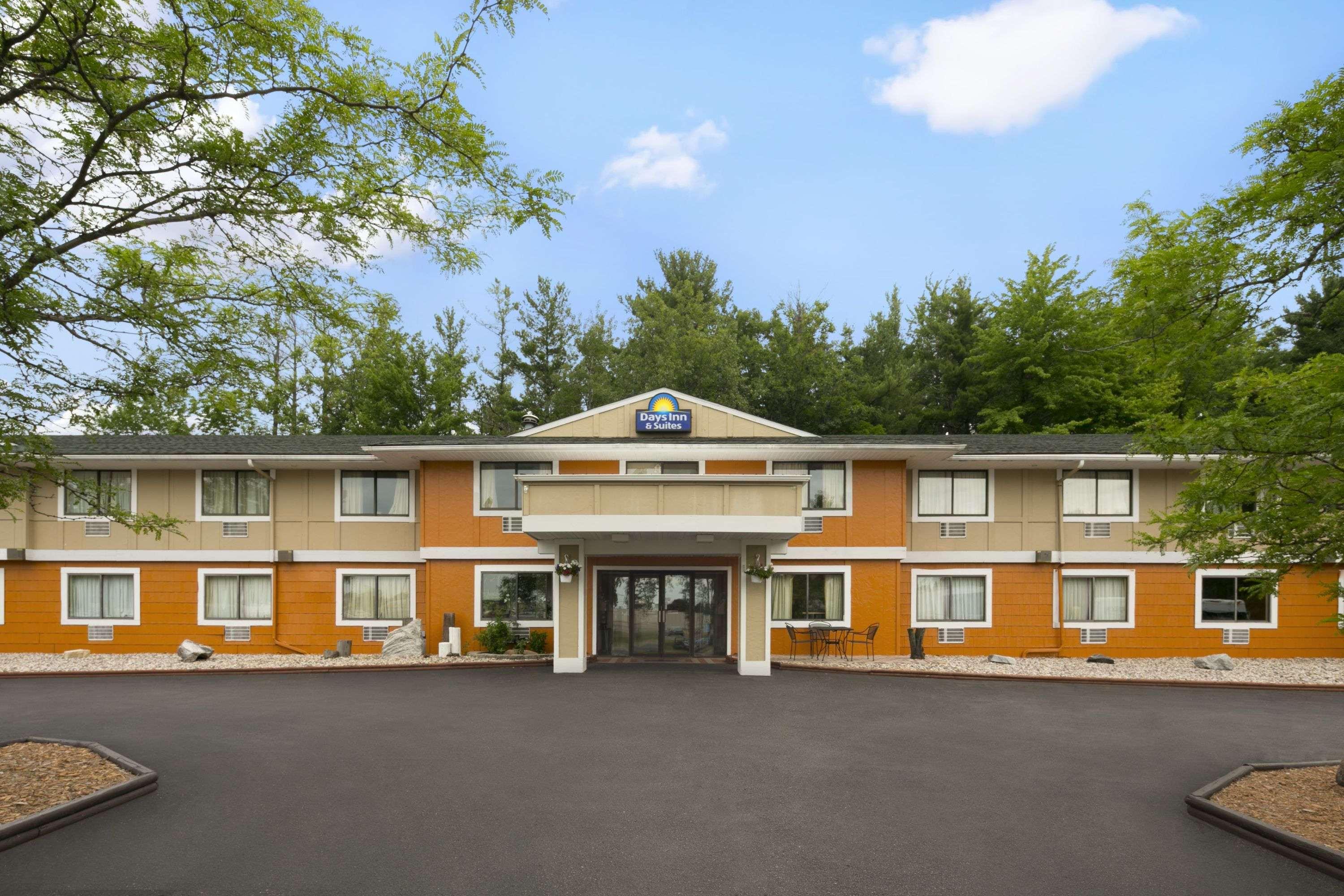 Days Inn & Suites By Wyndham Стивънс Пойнт Екстериор снимка