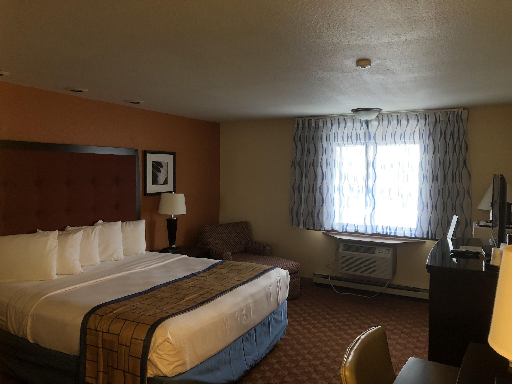 Days Inn & Suites By Wyndham Стивънс Пойнт Екстериор снимка