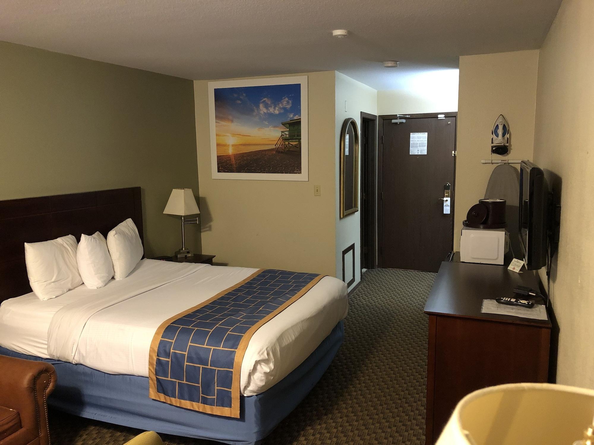Days Inn & Suites By Wyndham Стивънс Пойнт Екстериор снимка