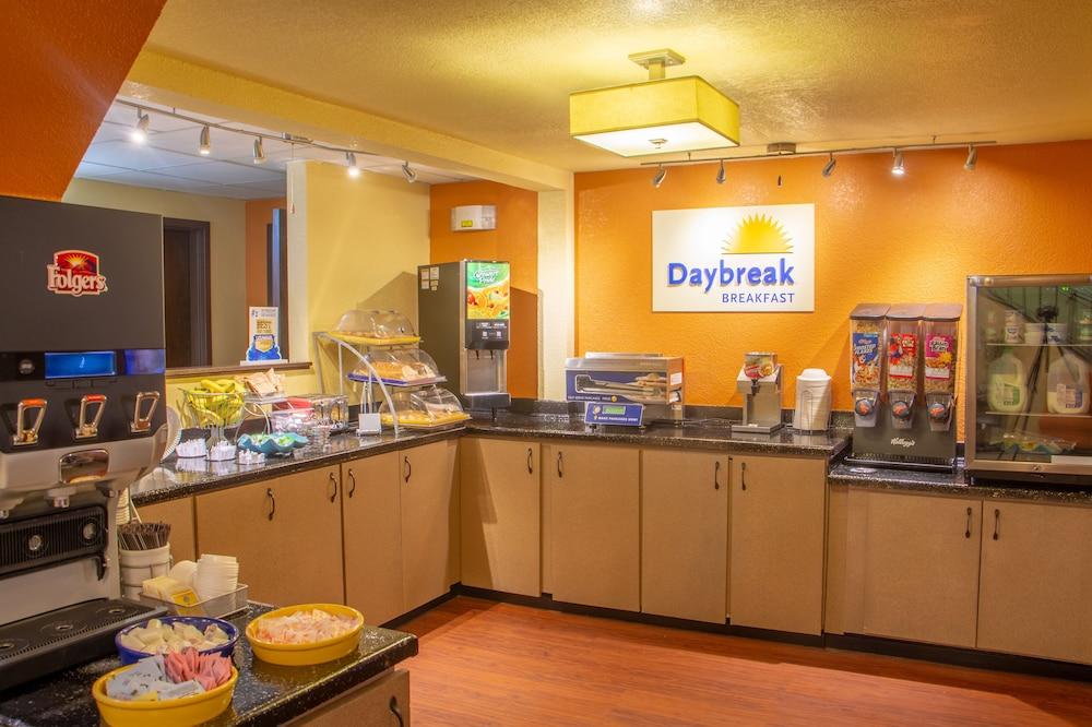 Days Inn & Suites By Wyndham Стивънс Пойнт Екстериор снимка