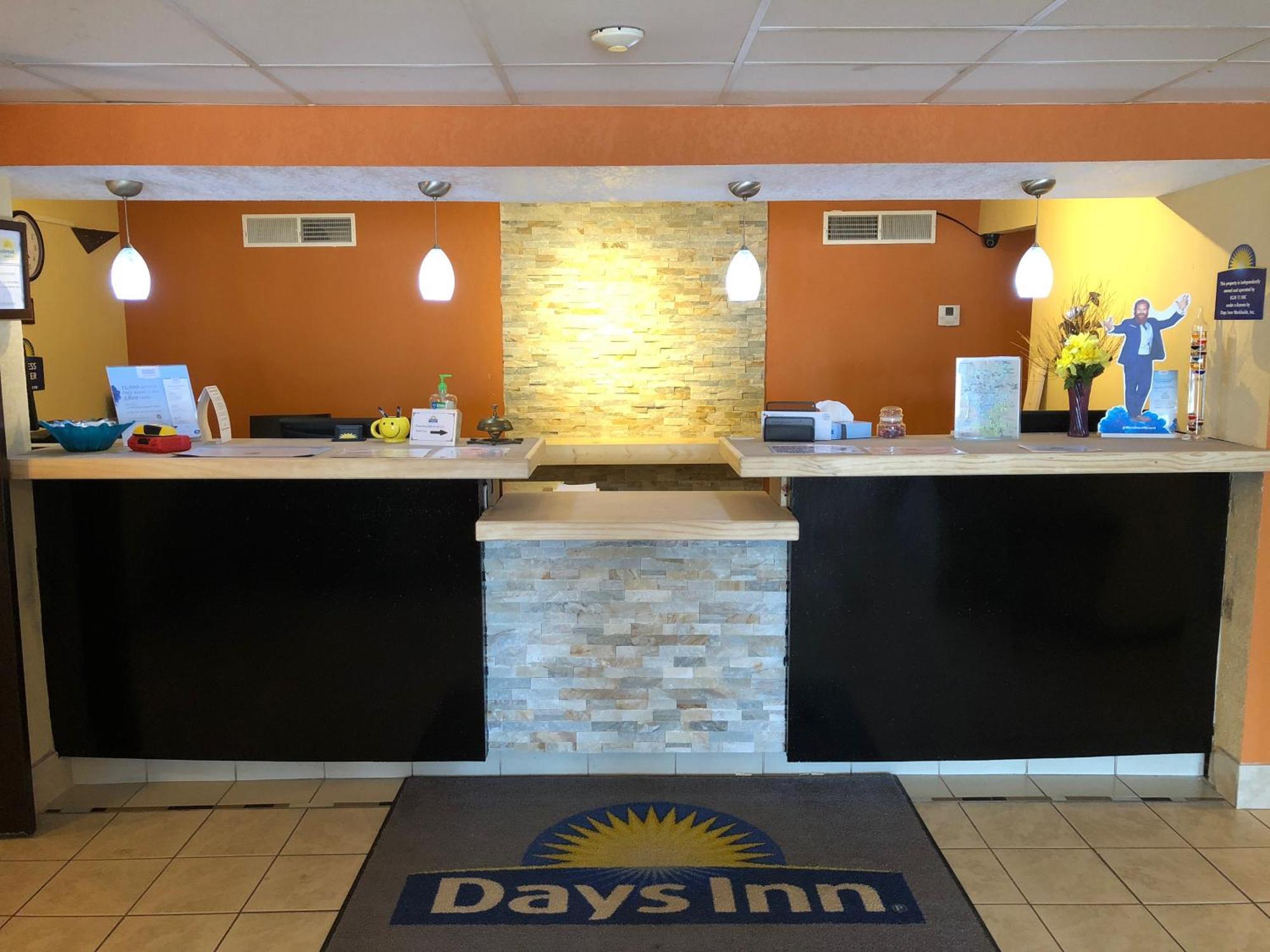 Days Inn & Suites By Wyndham Стивънс Пойнт Екстериор снимка