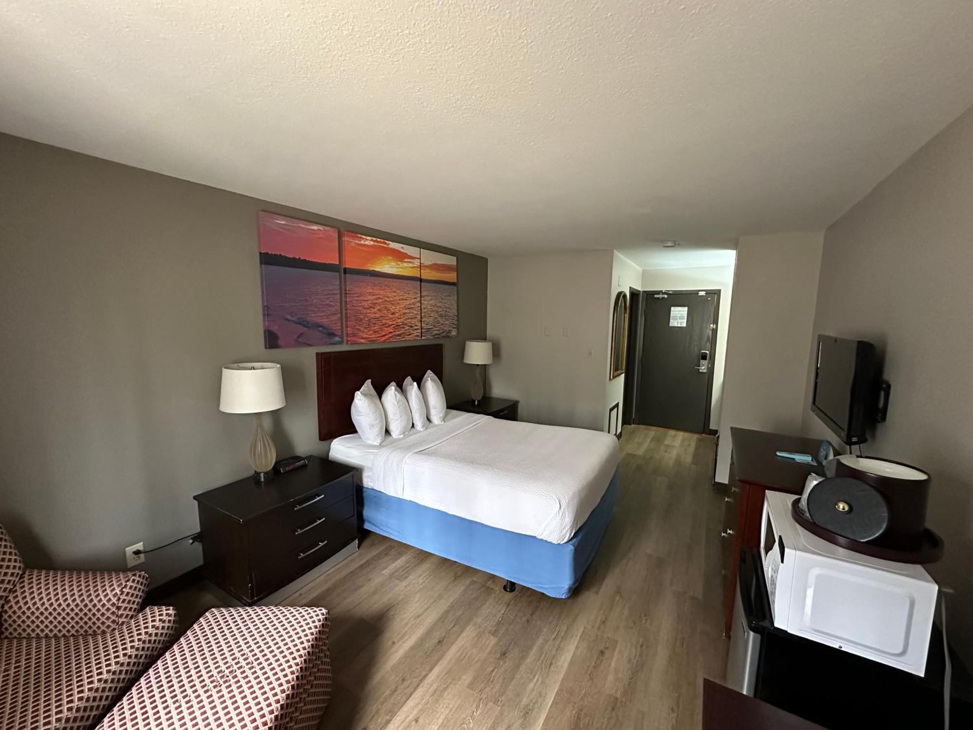 Days Inn & Suites By Wyndham Стивънс Пойнт Екстериор снимка