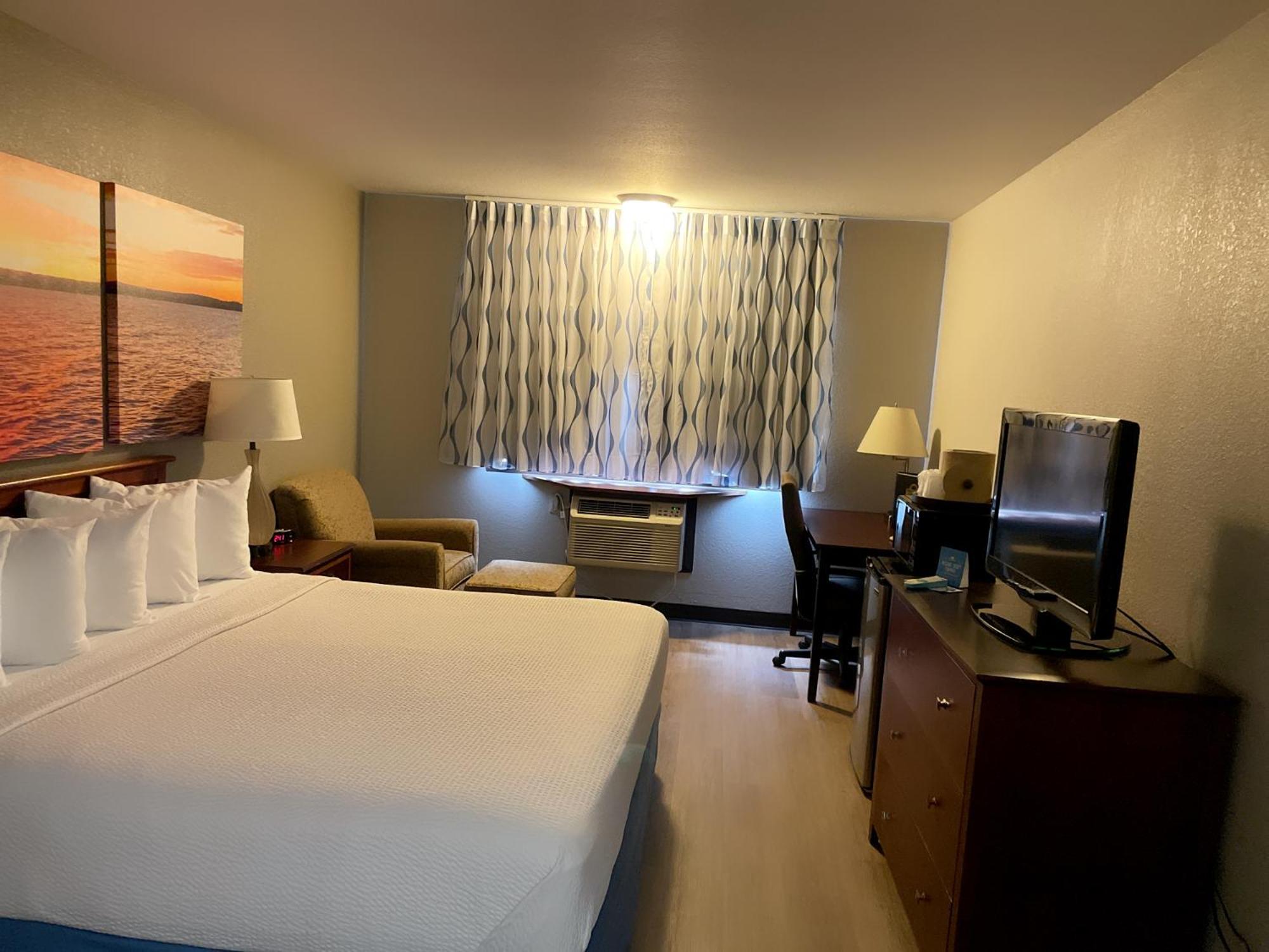 Days Inn & Suites By Wyndham Стивънс Пойнт Екстериор снимка