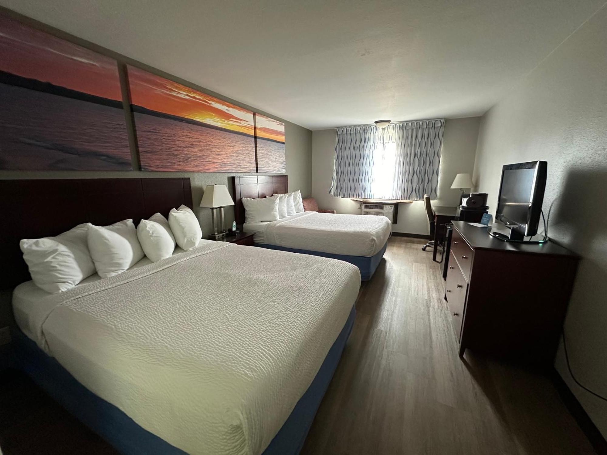 Days Inn & Suites By Wyndham Стивънс Пойнт Екстериор снимка