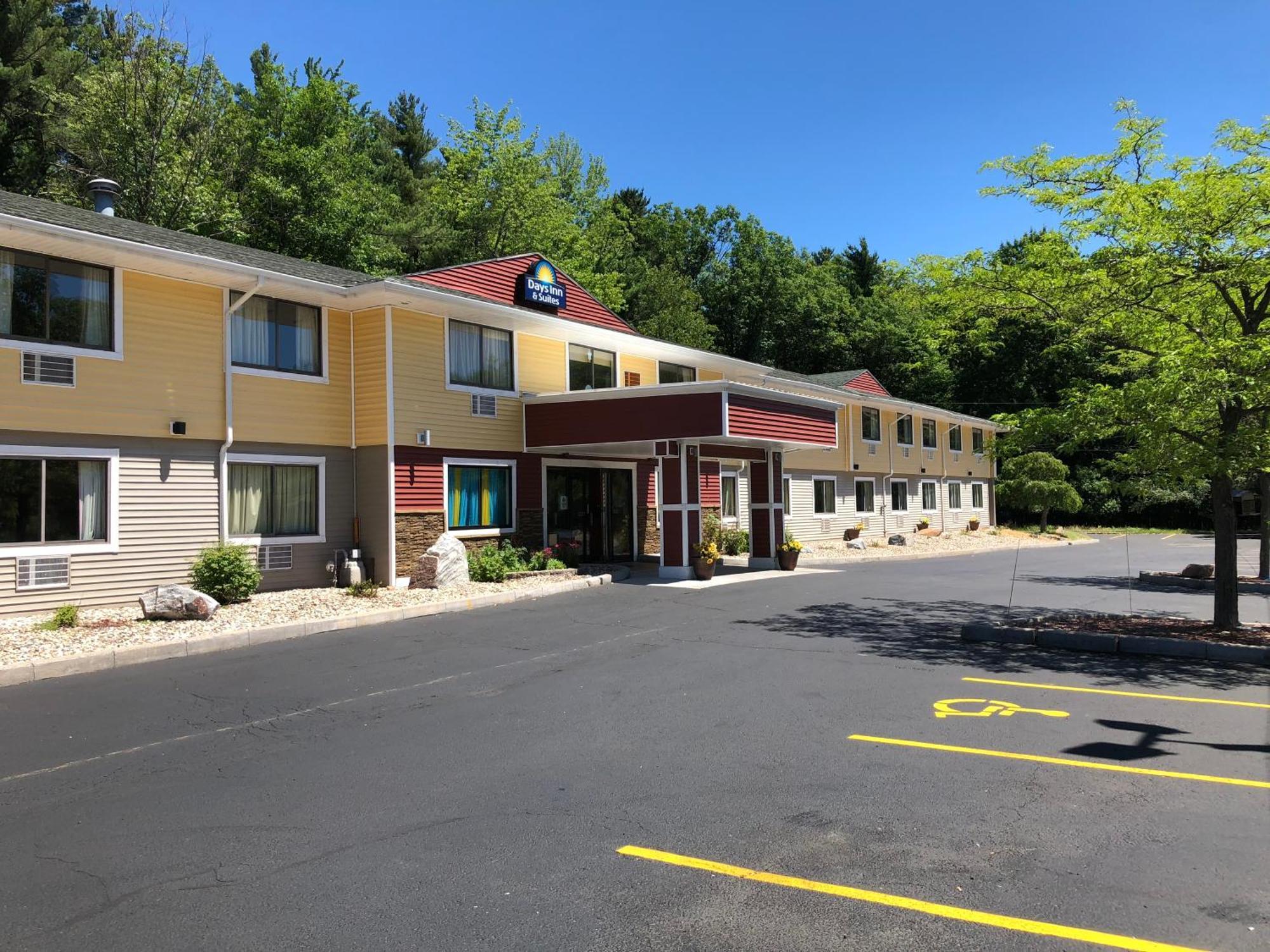 Days Inn & Suites By Wyndham Стивънс Пойнт Екстериор снимка