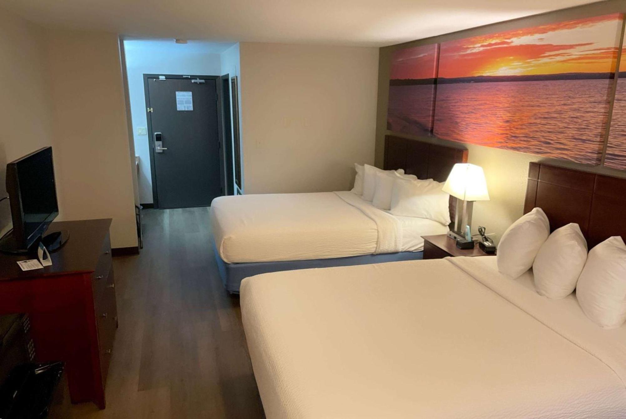 Days Inn & Suites By Wyndham Стивънс Пойнт Екстериор снимка