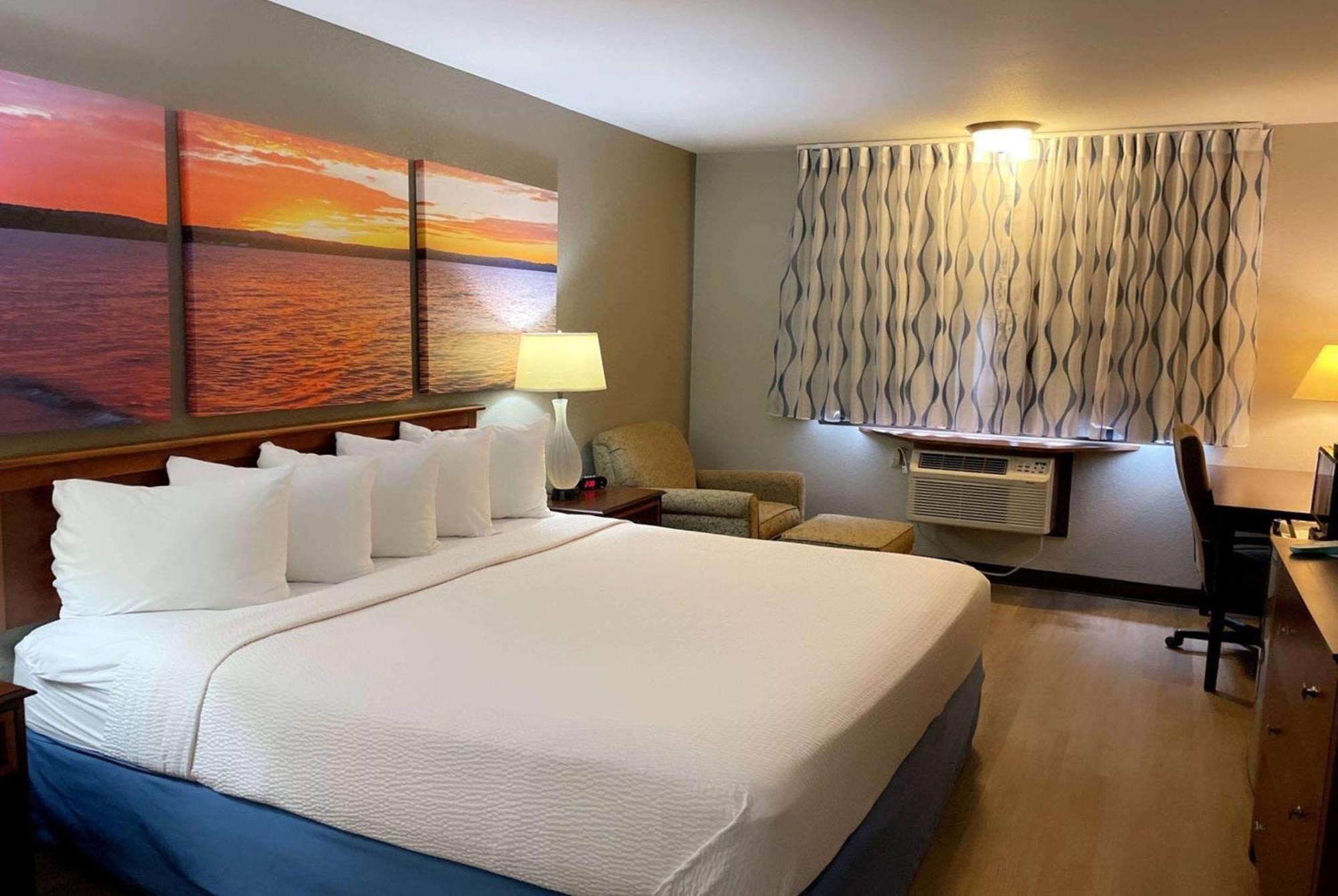 Days Inn & Suites By Wyndham Стивънс Пойнт Екстериор снимка