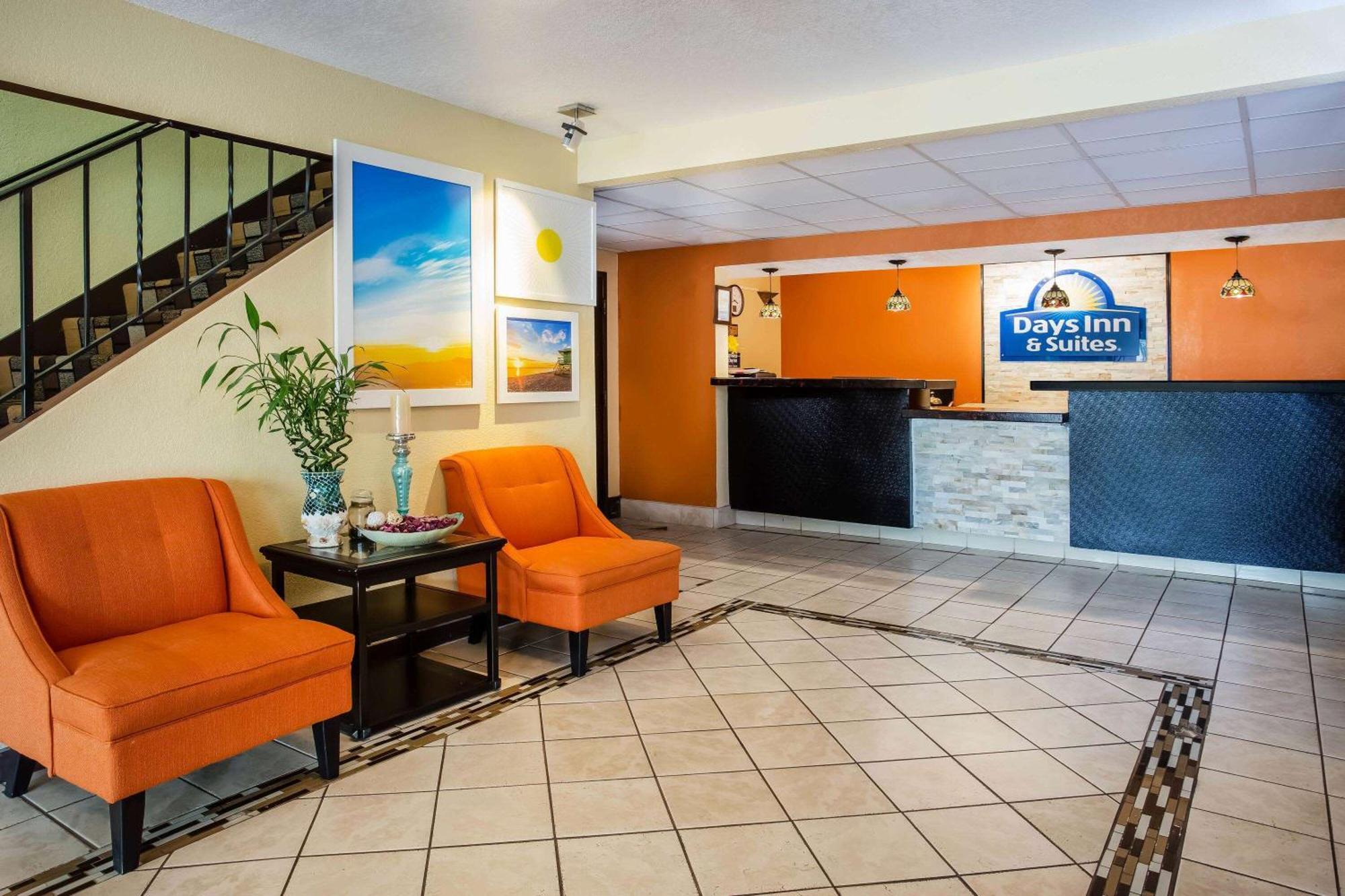 Days Inn & Suites By Wyndham Стивънс Пойнт Екстериор снимка