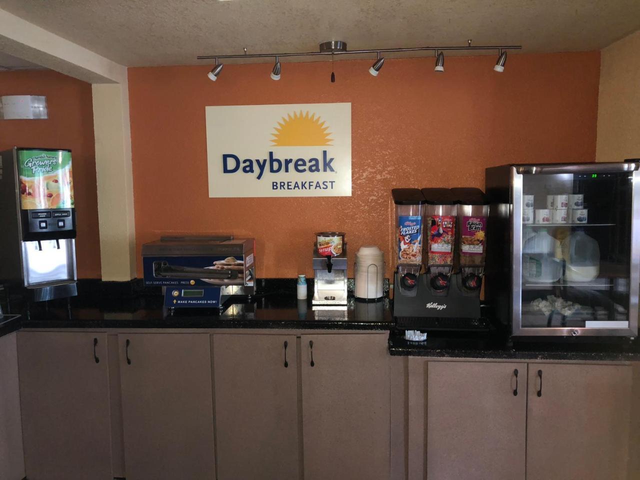 Days Inn & Suites By Wyndham Стивънс Пойнт Екстериор снимка