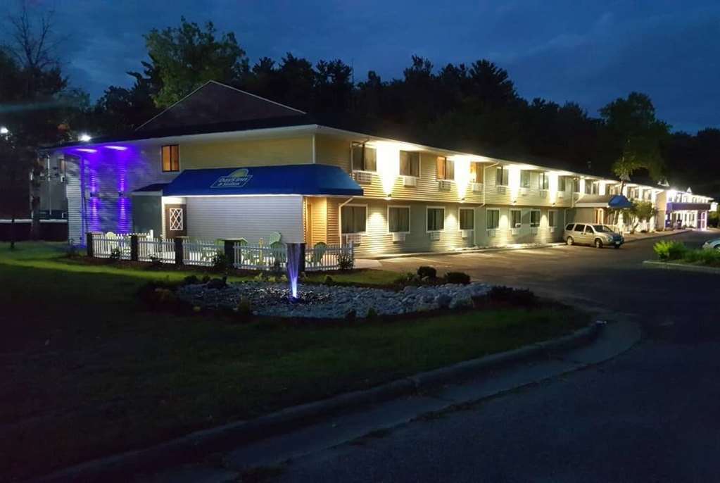 Days Inn & Suites By Wyndham Стивънс Пойнт Екстериор снимка