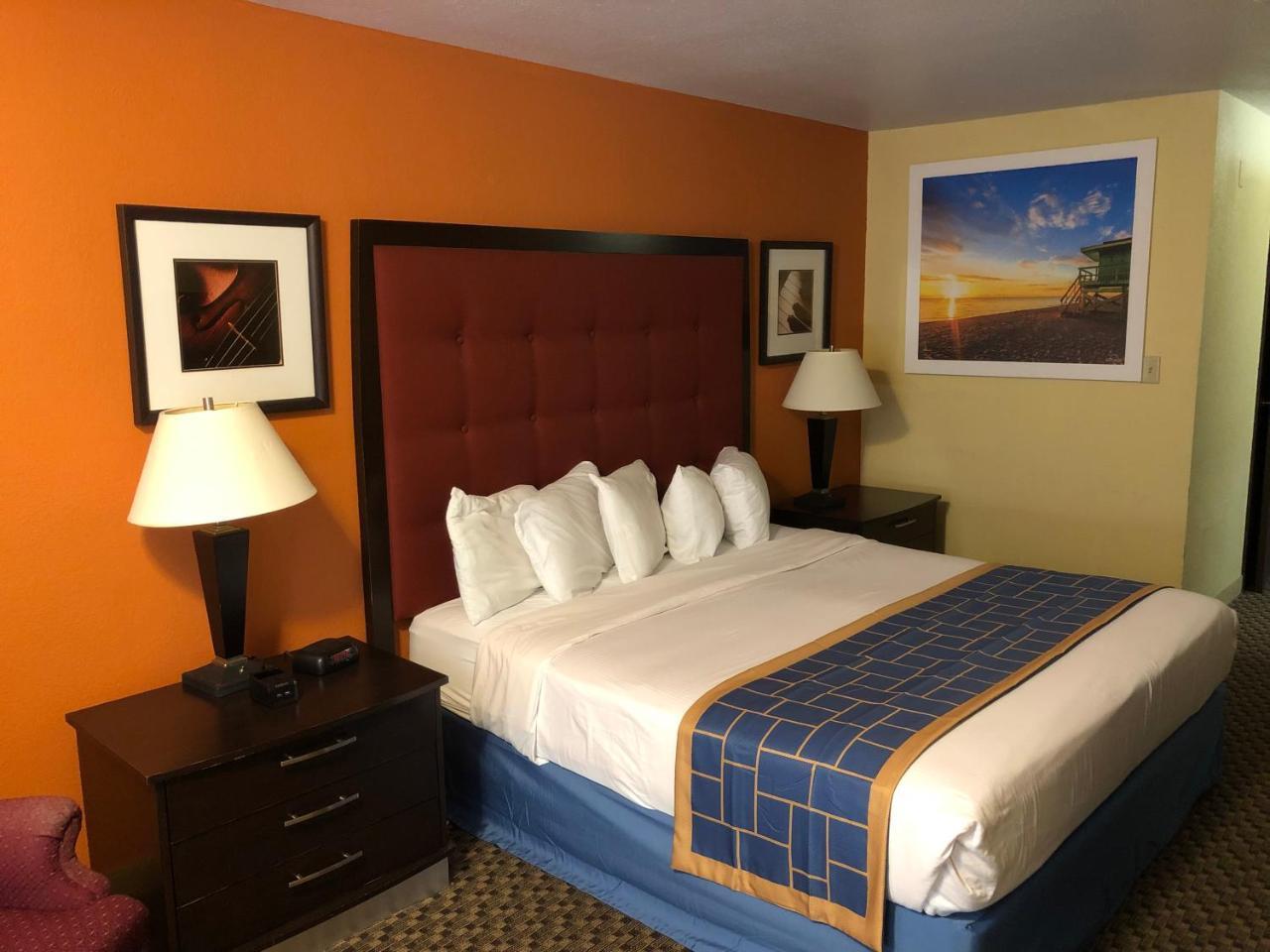 Days Inn & Suites By Wyndham Стивънс Пойнт Екстериор снимка