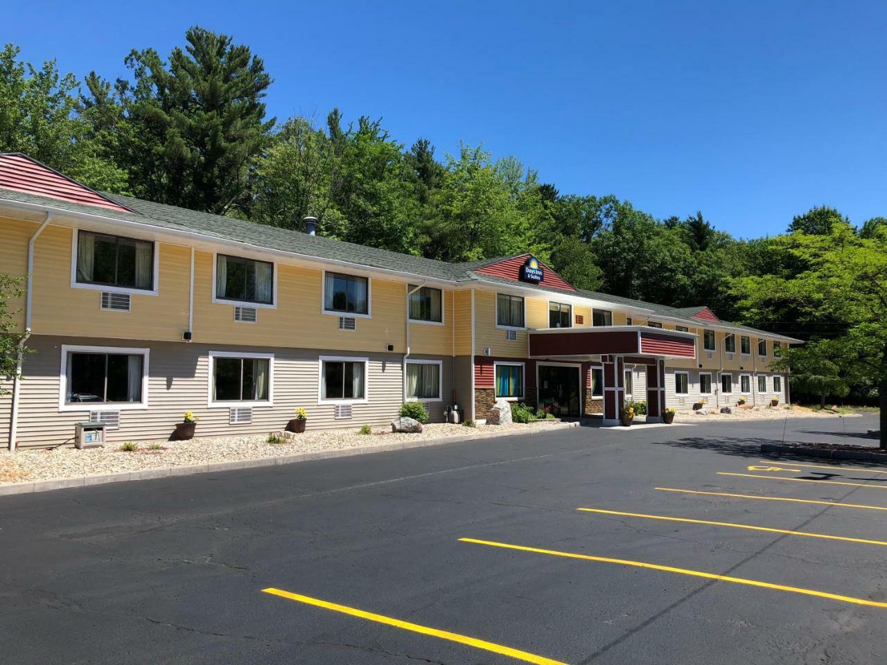 Days Inn & Suites By Wyndham Стивънс Пойнт Екстериор снимка