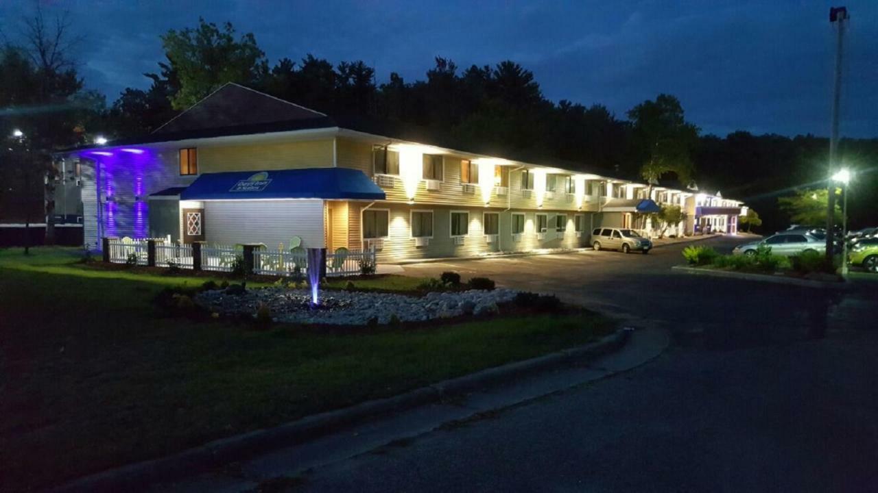Days Inn & Suites By Wyndham Стивънс Пойнт Екстериор снимка
